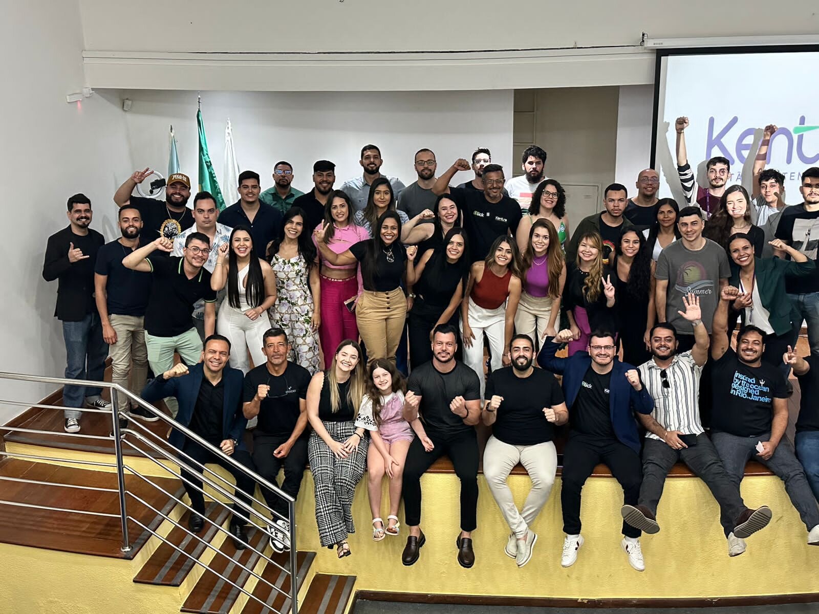 Foto do time completo da Kentro reunido