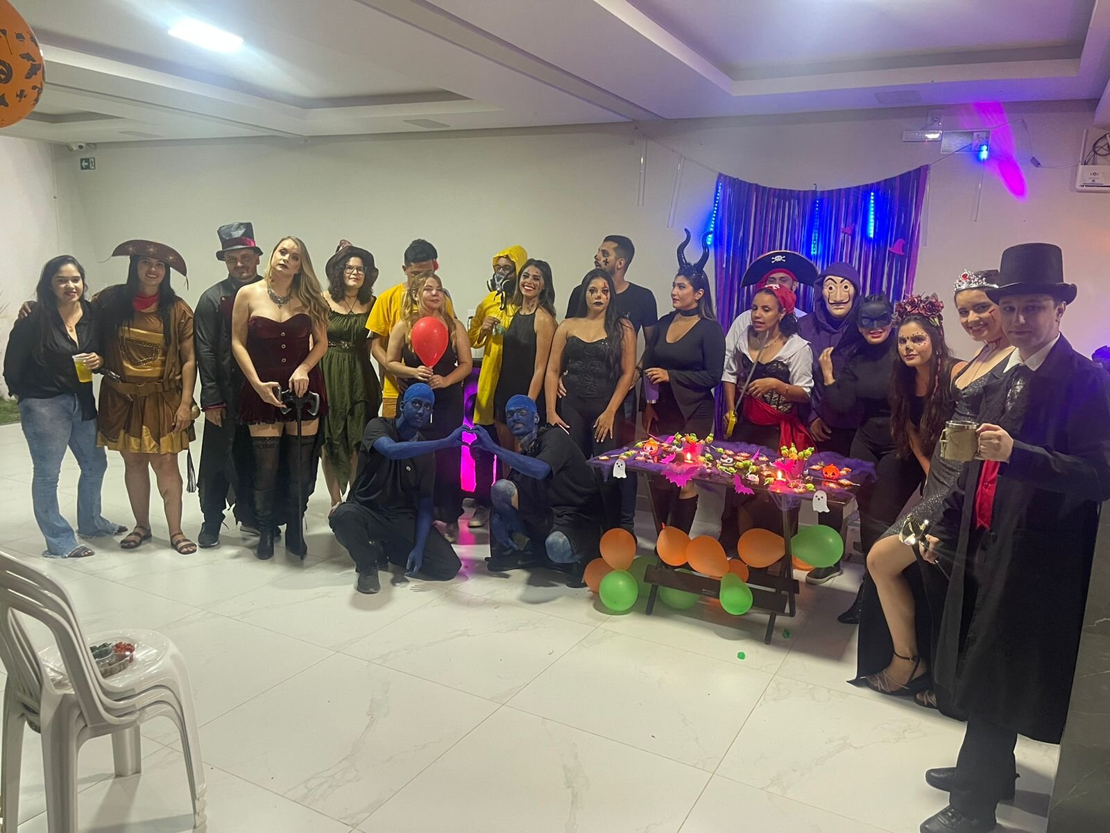 Time da Kentro reunido no Kentro Day, em festa temática